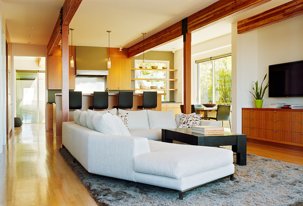 Источник вдохновения для домашнего уюта: гостиная комната в современном стиле с зелеными стенами и телевизором на стене