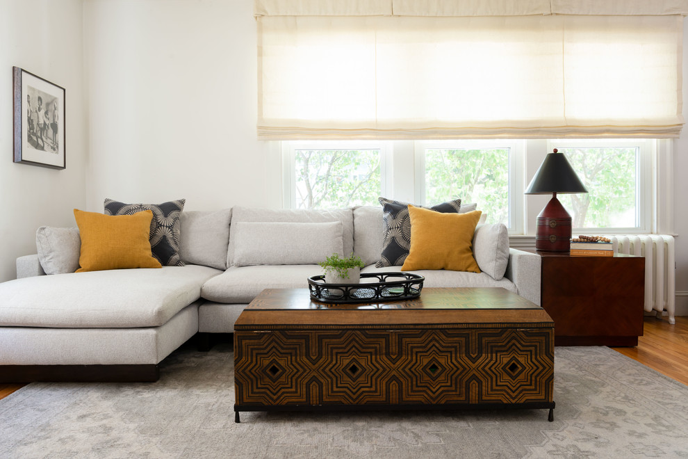 Exempel på ett mellanstort eklektiskt allrum med öppen planlösning, med beige väggar, mellanmörkt trägolv, en standard öppen spis, en spiselkrans i trä, en väggmonterad TV och brunt golv