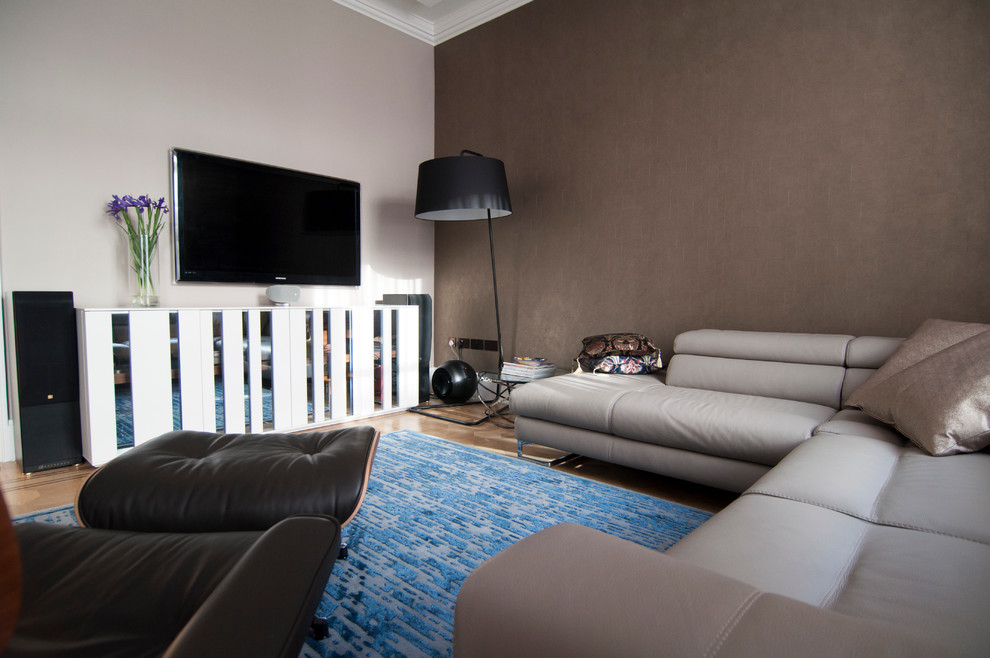 Стильный дизайн: изолированная гостиная комната среднего размера в современном стиле с коричневыми стенами и паркетным полом среднего тона - последний тренд