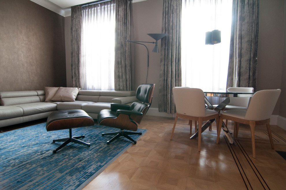 Mittelgroßes, Abgetrenntes Modernes Wohnzimmer mit brauner Wandfarbe und braunem Holzboden in London