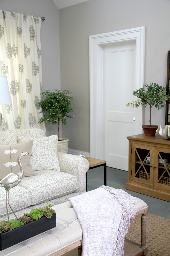 Свежая идея для дизайна: гостиная комната в морском стиле с серыми стенами - отличное фото интерьера