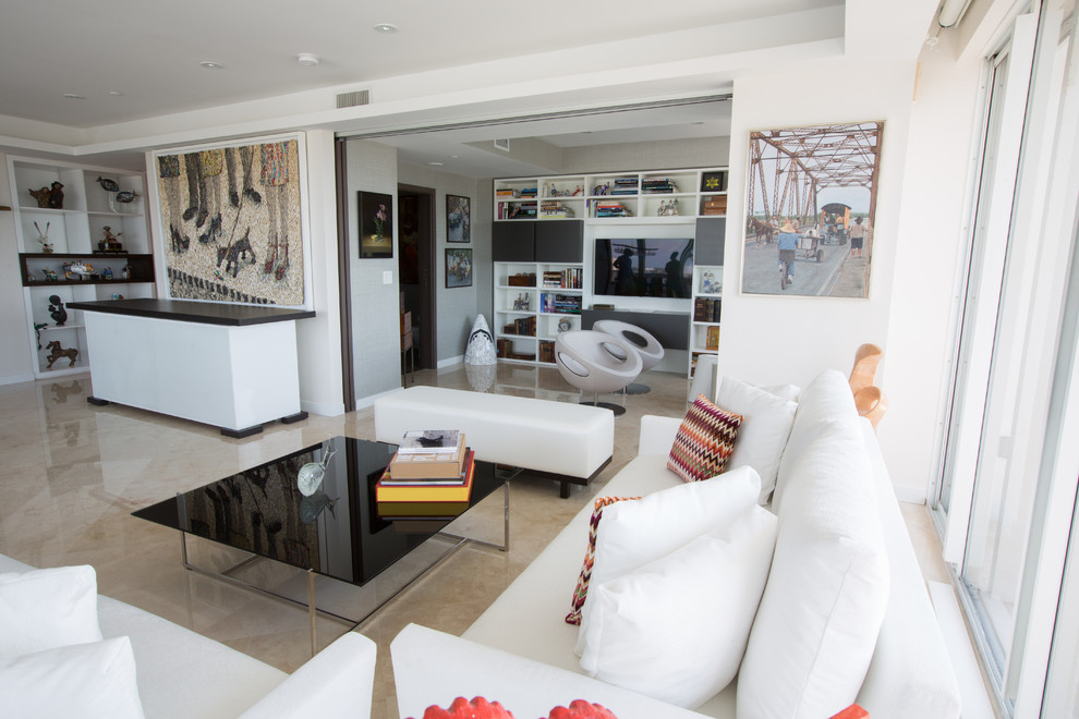 На фото: парадная гостиная комната среднего размера в стиле модернизм с белыми стенами и мраморным полом без камина, телевизора
