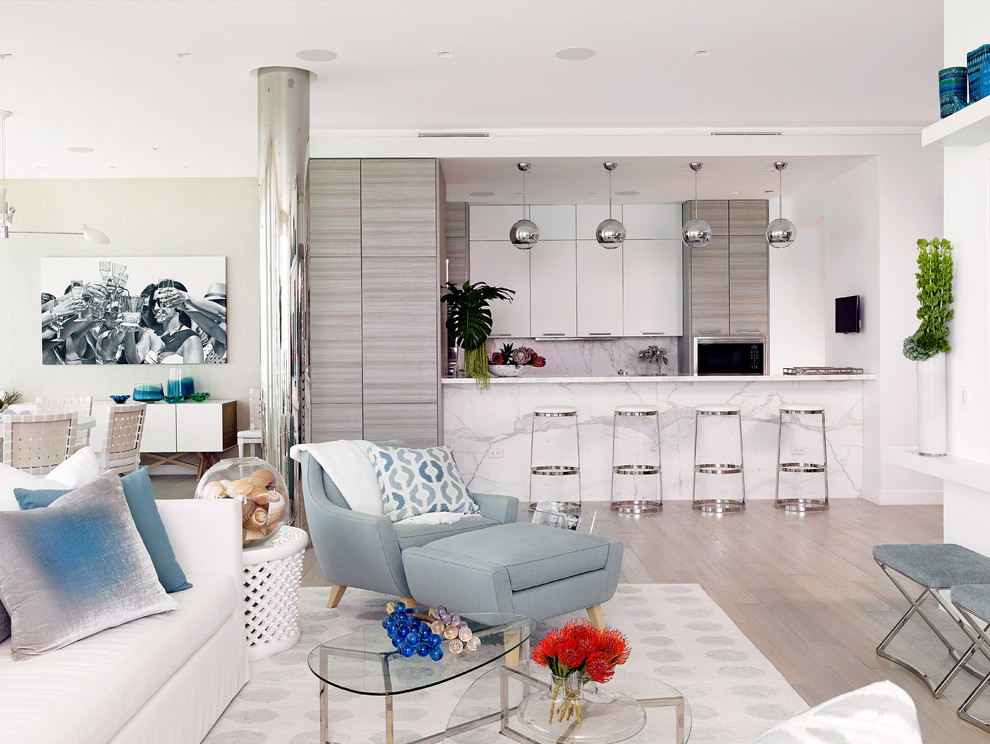 Foto di un soggiorno stile marino aperto con pareti bianche e pavimento in legno massello medio