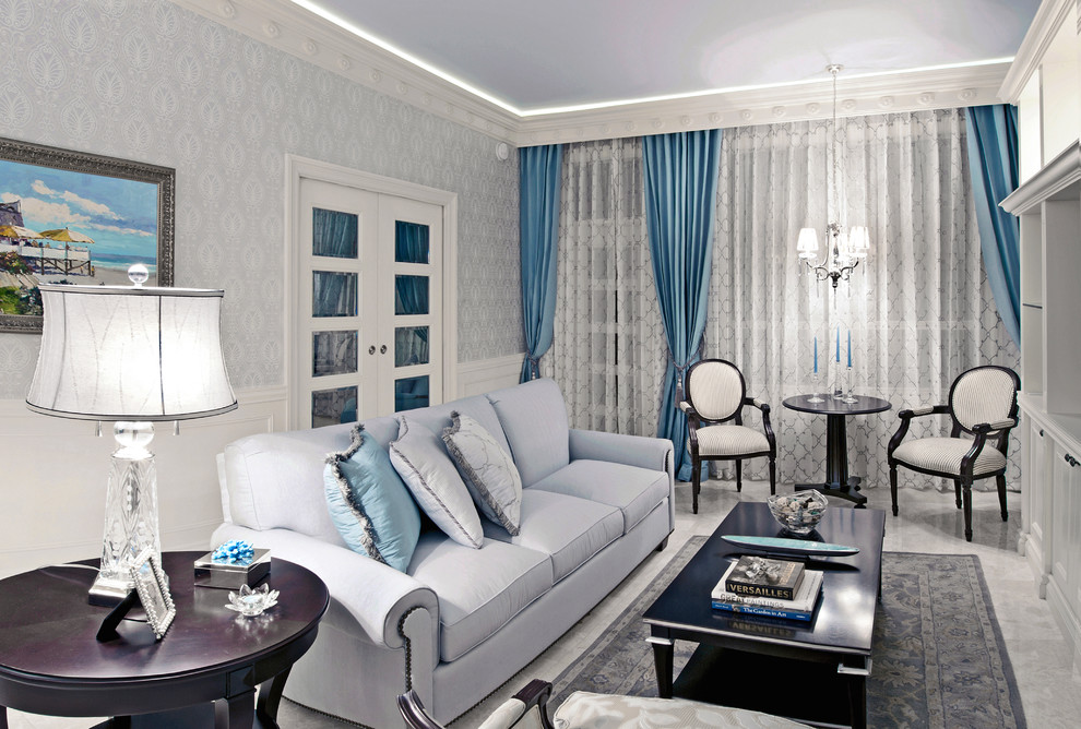 Стильный дизайн: маленькая гостиная комната в классическом стиле с серыми стенами и синими шторами для на участке и в саду - последний тренд