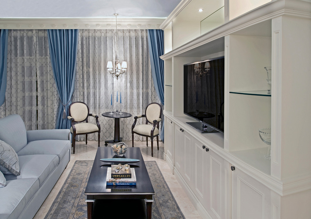 На фото: маленькая парадная, открытая гостиная комната в классическом стиле с синими стенами, мраморным полом и мультимедийным центром для на участке и в саду