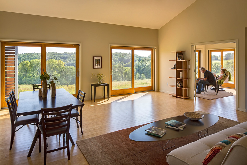 Стильный дизайн: открытая гостиная комната среднего размера в современном стиле с белыми стенами и полом из бамбука - последний тренд