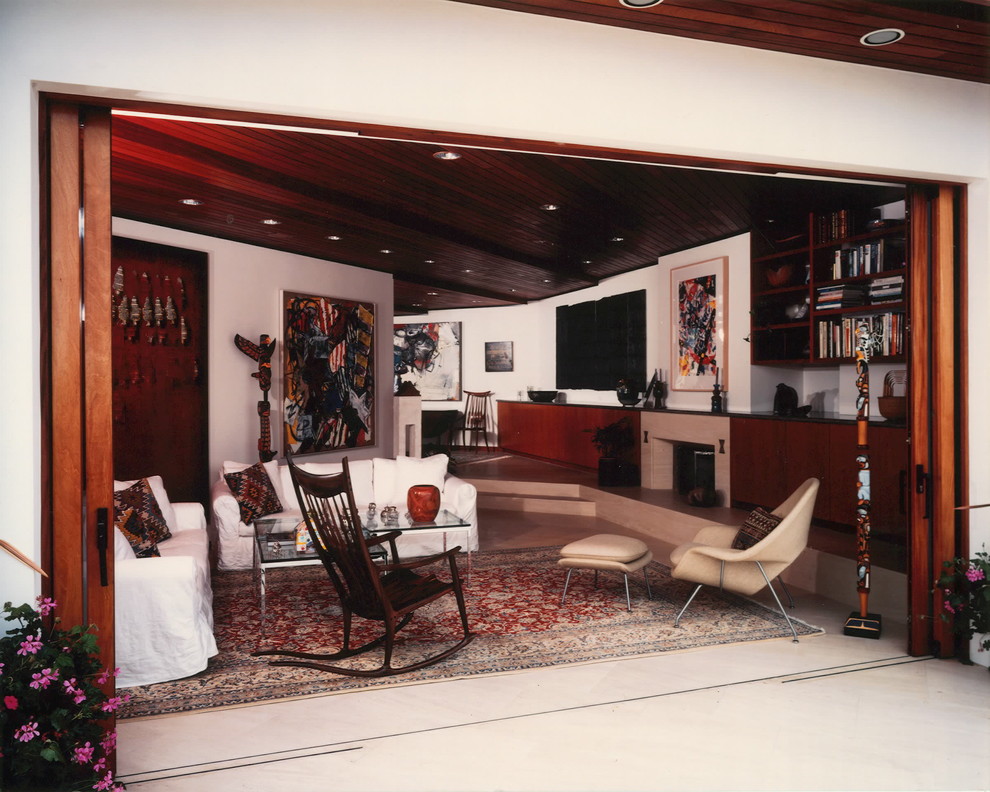 На фото: гостиная комната в стиле модернизм с стандартным камином с