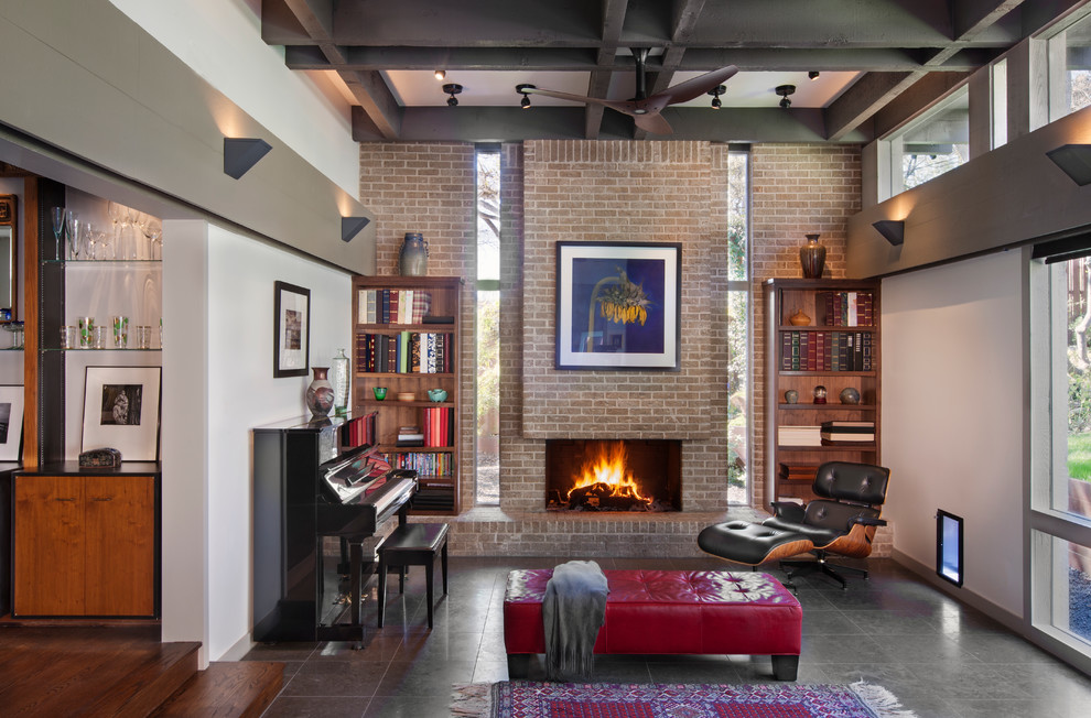 Источник вдохновения для домашнего уюта: гостиная комната в стиле модернизм с музыкальной комнатой, стандартным камином и фасадом камина из кирпича