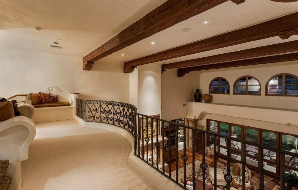 Esempio di un ampio soggiorno chic stile loft con sala formale, pareti beige e moquette