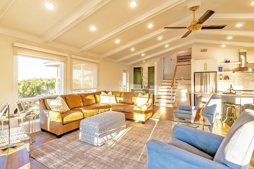 Foto di un grande soggiorno classico aperto con pareti bianche, pavimento in vinile e pavimento marrone