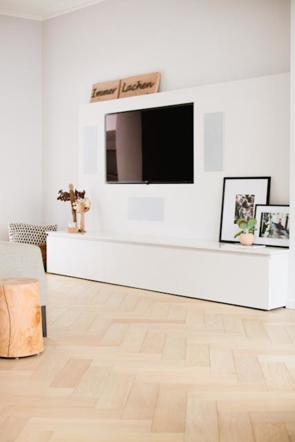 Immagine di un ampio soggiorno contemporaneo chiuso con sala formale, pareti bianche, parquet chiaro, nessun camino e TV a parete