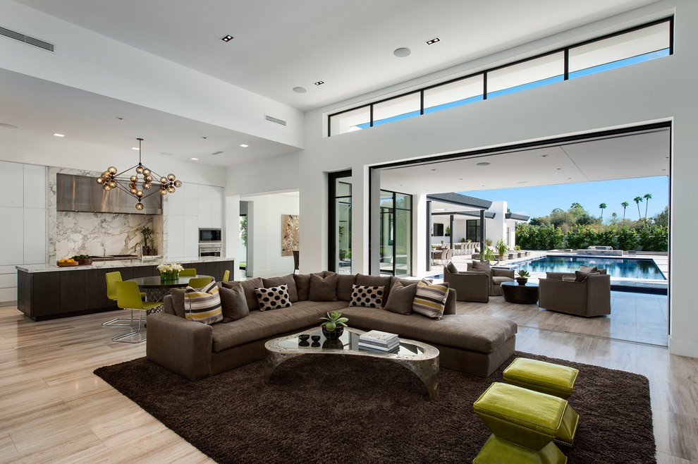 Offenes Modernes Wohnzimmer ohne Kamin mit weißer Wandfarbe, hellem Holzboden und beigem Boden in Phoenix