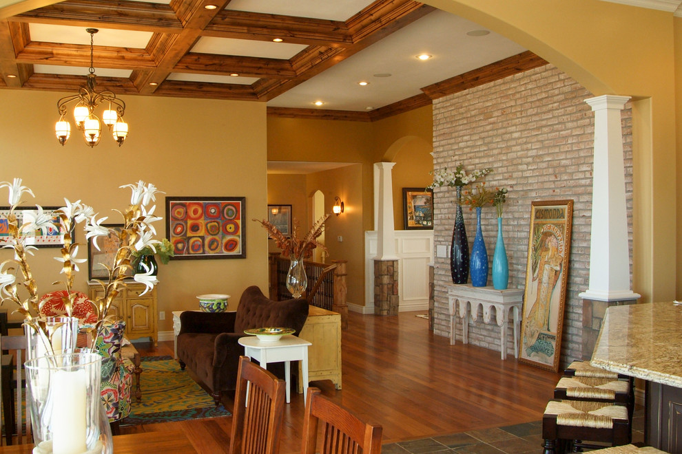 Ejemplo de salón para visitas abierto de estilo americano de tamaño medio con paredes amarillas, suelo de madera en tonos medios y suelo marrón