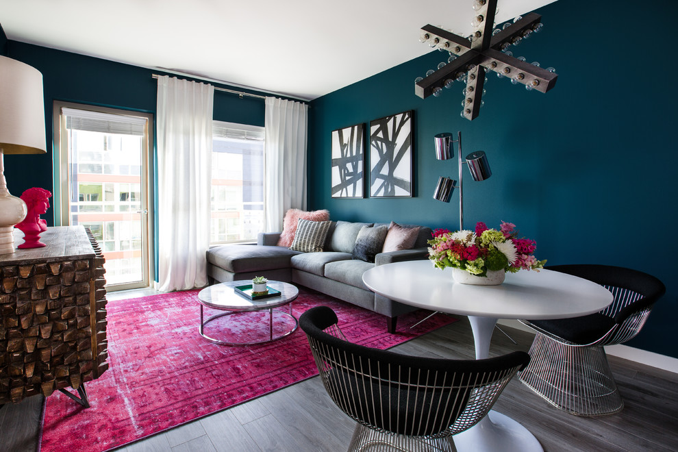 Inspiration pour un salon minimaliste avec un mur bleu, un sol en vinyl et un téléviseur fixé au mur.