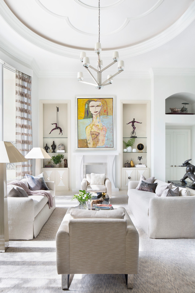 Repräsentatives, Fernseherloses, Offenes Klassisches Wohnzimmer mit weißer Wandfarbe, Teppichboden und Kamin in Miami