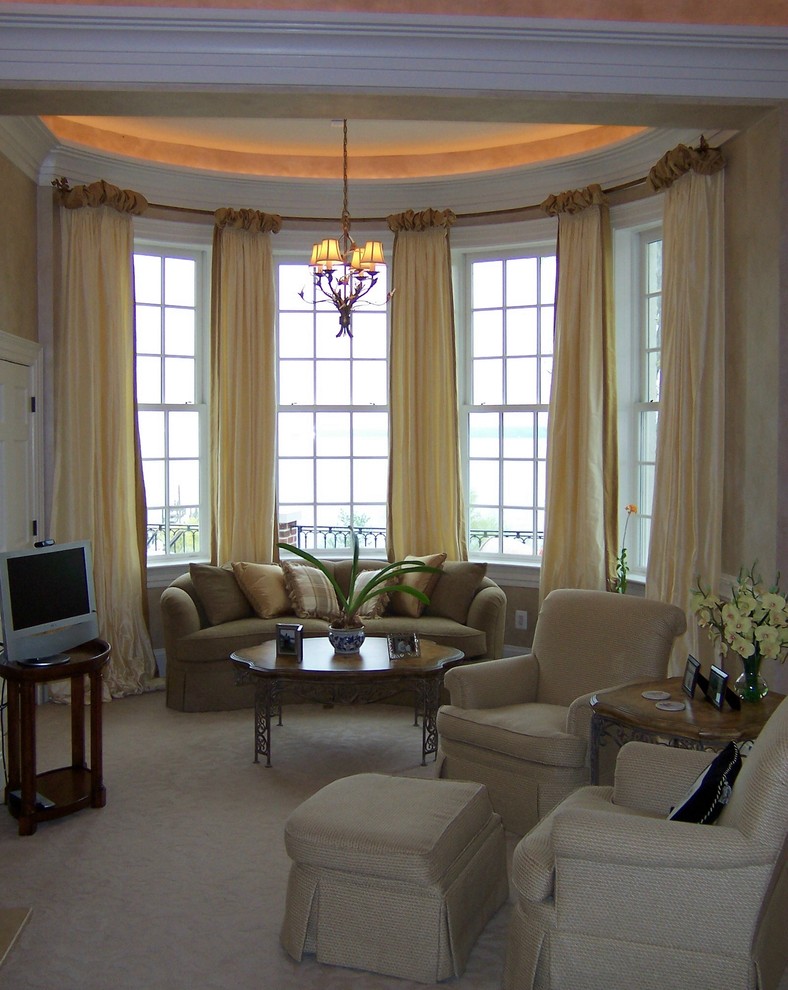 Foto di un soggiorno minimal di medie dimensioni con pareti beige, moquette, TV autoportante, nessun camino e pavimento beige