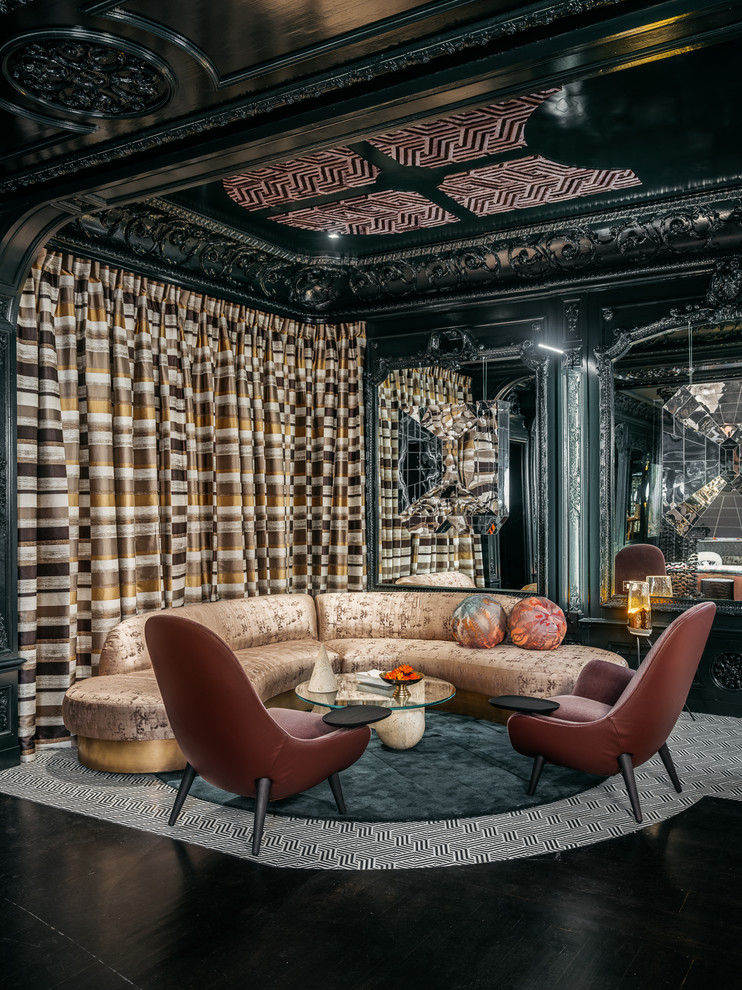 Diseño de salón con barra de bar abierto bohemio extra grande con paredes negras, suelo de madera oscura y suelo negro