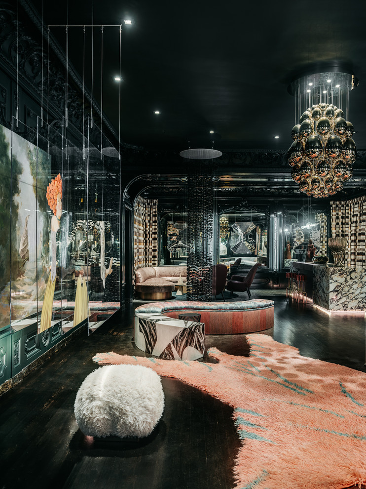 Idée de décoration pour un très grand salon bohème ouvert avec un bar de salon, un mur noir, parquet foncé et un sol noir.