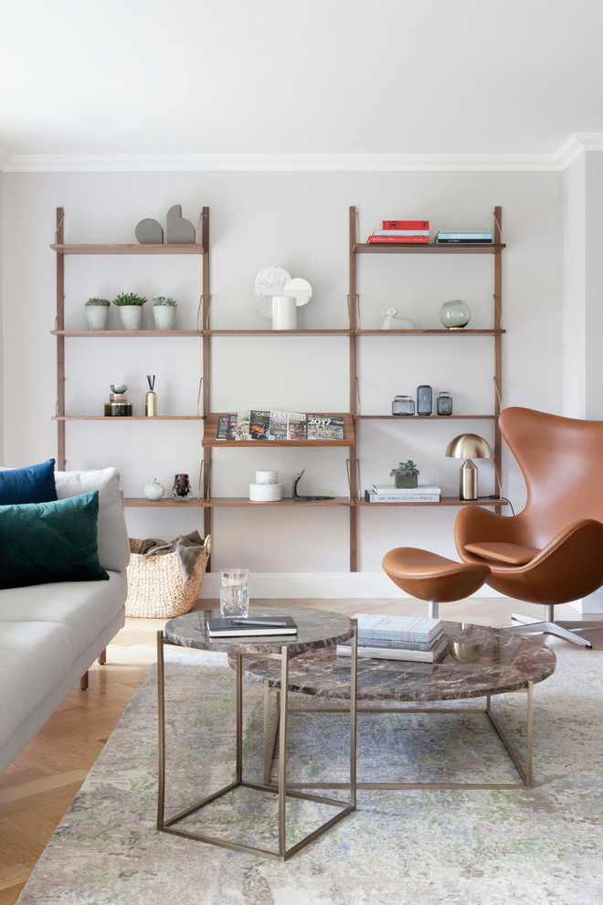 Repräsentatives, Abgetrenntes Modernes Wohnzimmer mit grauer Wandfarbe, hellem Holzboden und beigem Boden in Dublin