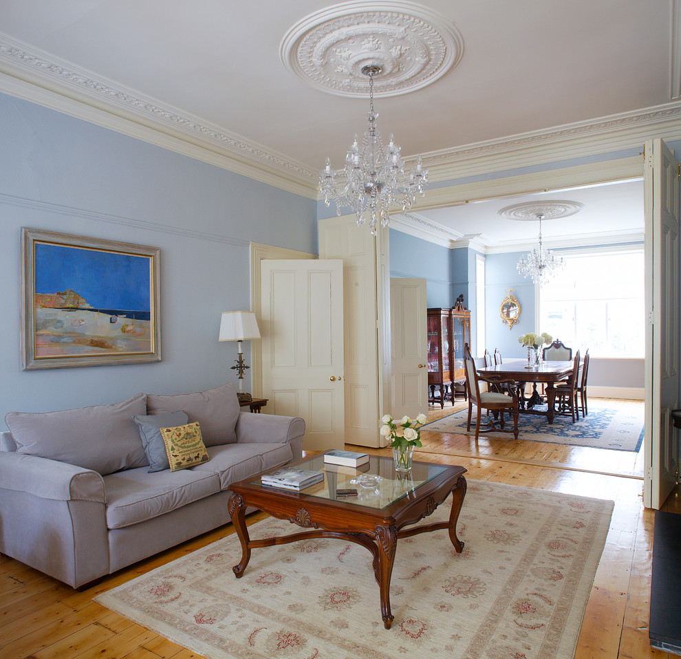 Источник вдохновения для домашнего уюта: гостиная комната в классическом стиле с серыми стенами и паркетным полом среднего тона