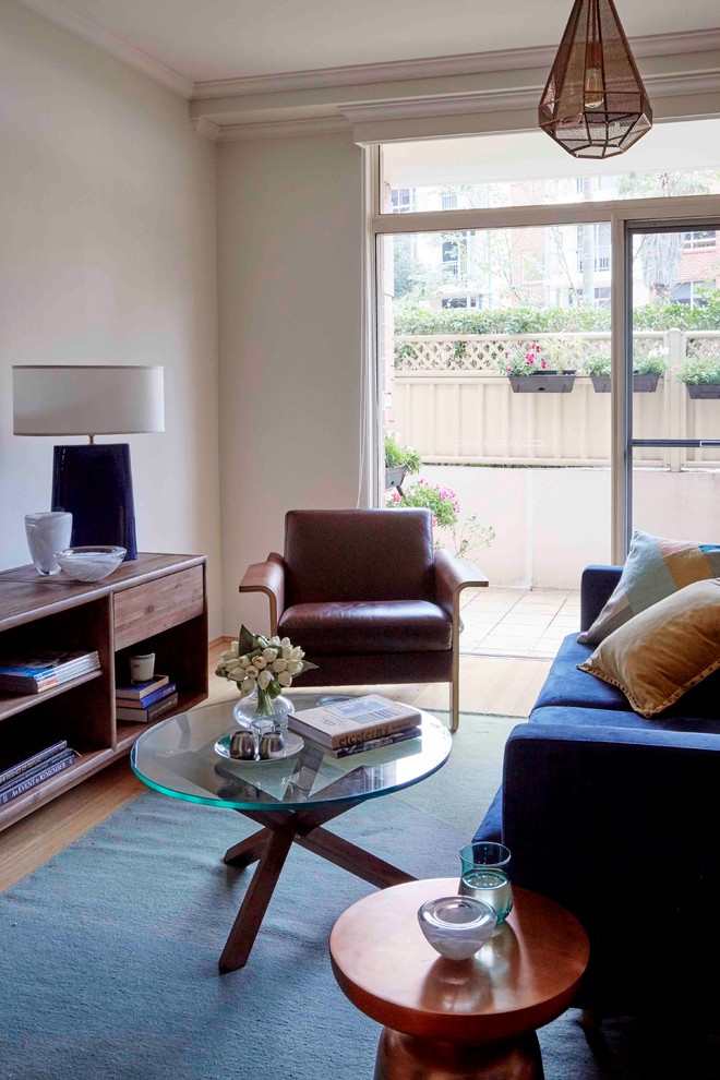Foto di un piccolo soggiorno design con pareti beige e parquet chiaro