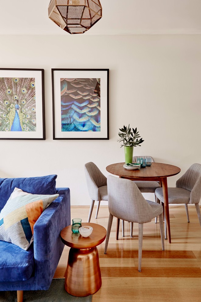Esempio di un piccolo soggiorno minimal aperto con pareti beige e parquet chiaro
