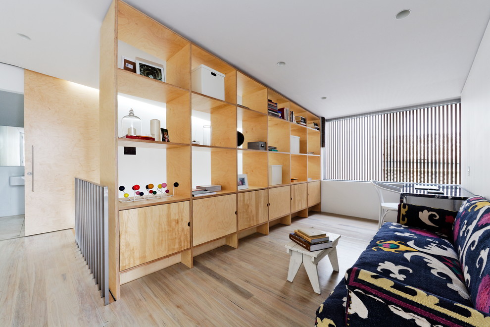 Mittelgroßes Nordisches Wohnzimmer mit weißer Wandfarbe und hellem Holzboden in Sydney
