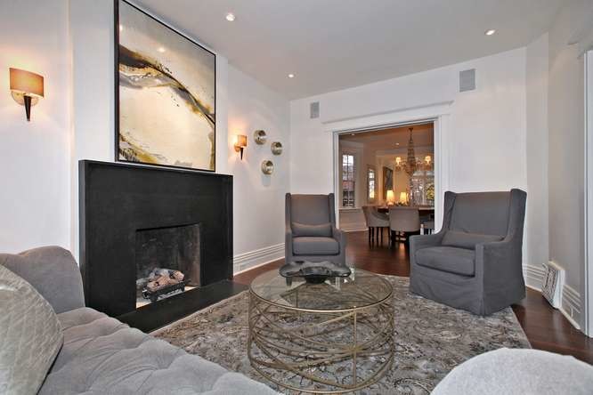 Mittelgroßes, Fernseherloses Klassisches Wohnzimmer mit weißer Wandfarbe, dunklem Holzboden und Kamin in Toronto