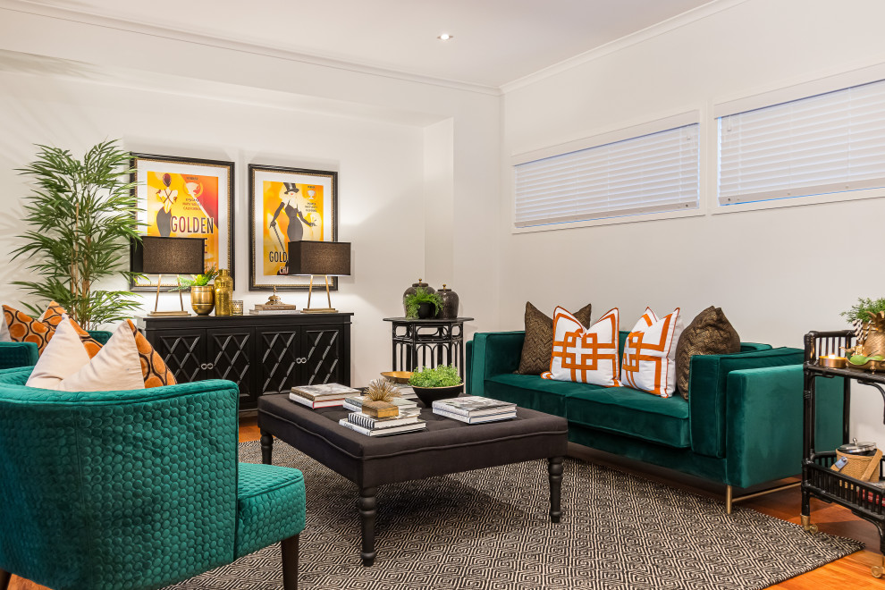 Repräsentatives, Fernseherloses, Abgetrenntes Klassisches Wohnzimmer mit weißer Wandfarbe, braunem Holzboden und braunem Boden in Brisbane