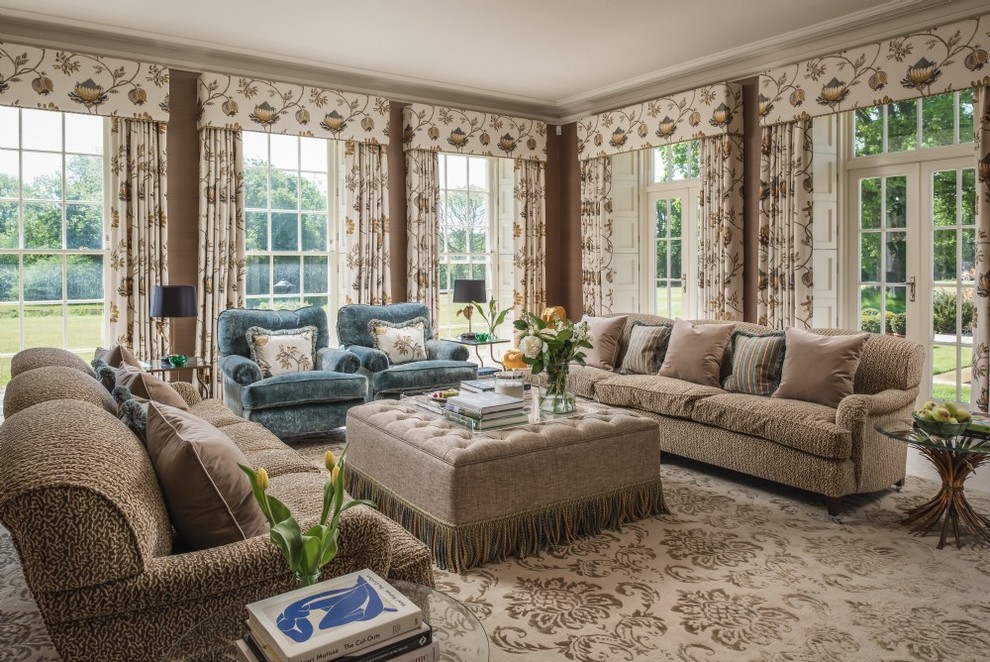 Mittelgroßes, Abgetrenntes Klassisches Wohnzimmer mit brauner Wandfarbe und beigem Boden in Surrey