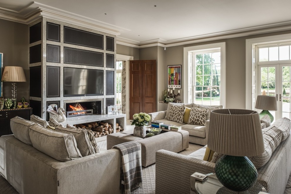 Идея дизайна: гостиная комната в классическом стиле с серыми стенами, стандартным камином и телевизором на стене