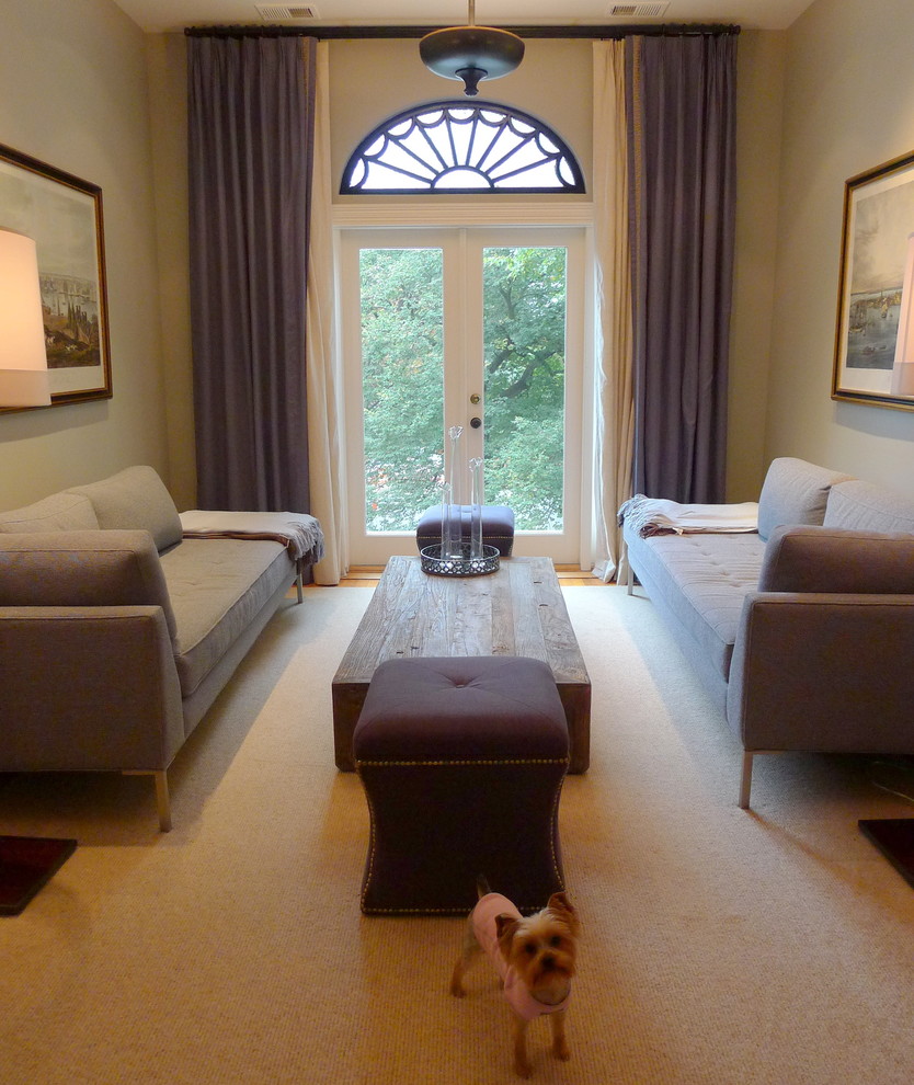 На фото: большая гостиная комната в стиле неоклассика (современная классика) с серыми стенами и паркетным полом среднего тона