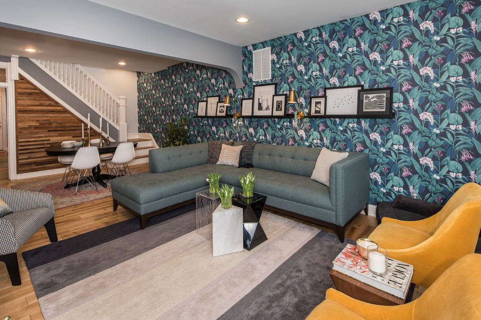 Foto di un soggiorno moderno di medie dimensioni e aperto con pareti grigie, parquet chiaro, nessun camino, TV a parete e pavimento marrone