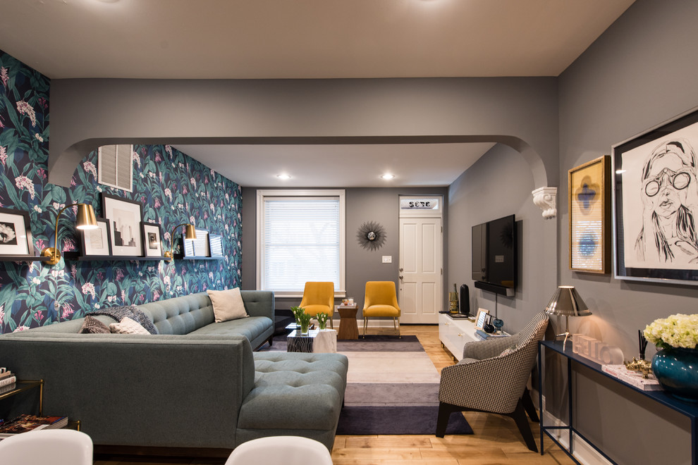 Идея дизайна: открытая гостиная комната среднего размера в стиле ретро с серыми стенами, светлым паркетным полом, телевизором на стене и коричневым полом без камина