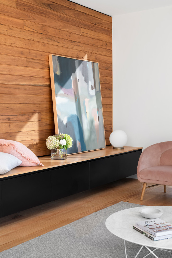 Стильный дизайн: открытая гостиная комната среднего размера в современном стиле с коричневыми стенами, паркетным полом среднего тона, горизонтальным камином, фасадом камина из плитки, отдельно стоящим телевизором, коричневым полом и деревянными стенами - последний тренд