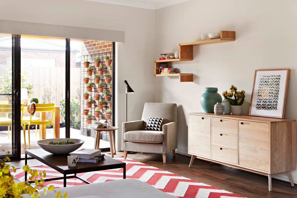Ispirazione per un soggiorno design con sala formale, pareti beige, pavimento in legno massello medio, nessun camino e nessuna TV