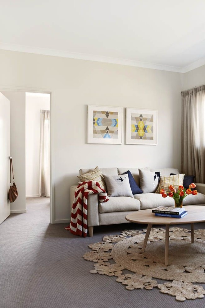Стильный дизайн: открытая гостиная комната среднего размера в современном стиле с бежевыми стенами и ковровым покрытием без камина, телевизора - последний тренд