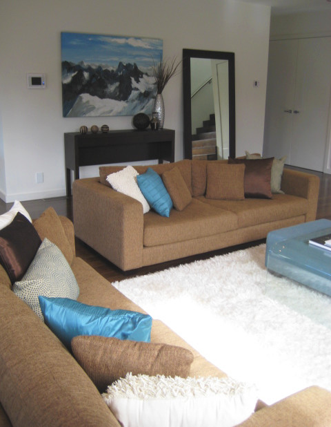 Cette photo montre un salon tendance de taille moyenne et ouvert avec un mur blanc, un sol en bois brun et aucune cheminée.