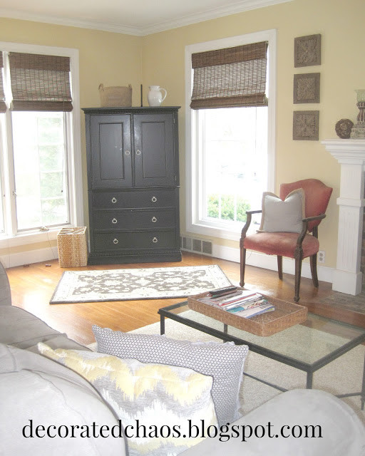Cette photo montre un salon sud-ouest américain de taille moyenne et ouvert avec un mur beige et parquet clair.