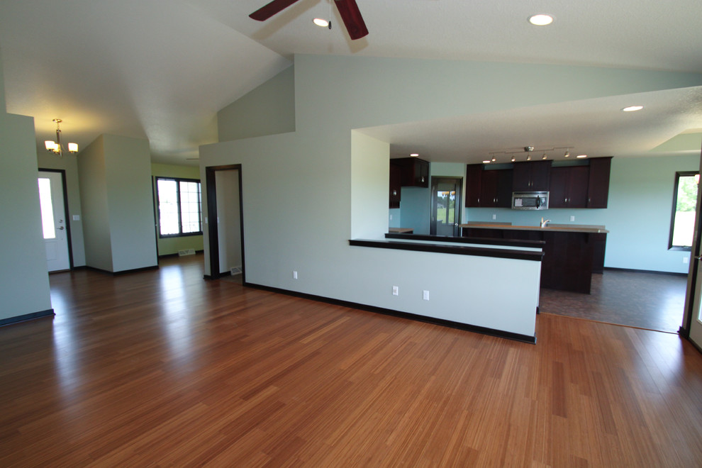 Стильный дизайн: гостиная комната в современном стиле с синими стенами и полом из бамбука - последний тренд