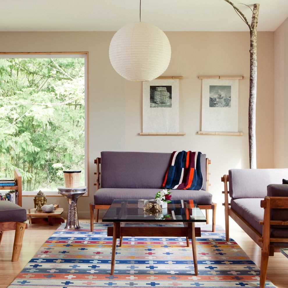 Diseño de salón para visitas de estilo zen de tamaño medio sin televisor con paredes beige y suelo de madera clara