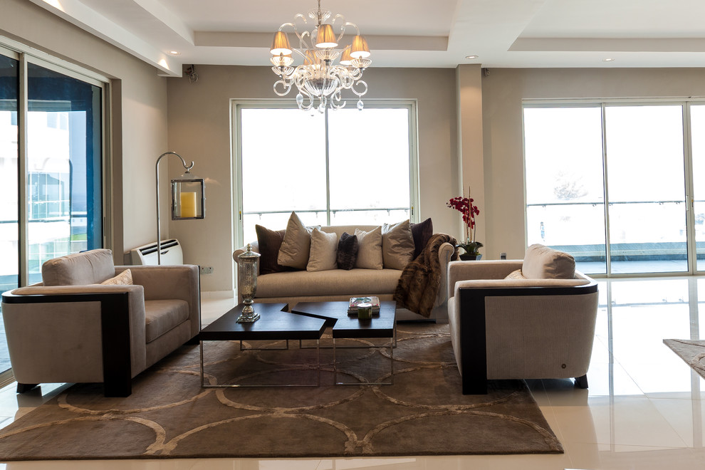 Пример оригинального дизайна: открытая гостиная комната среднего размера в современном стиле с белыми стенами и мраморным полом без камина, телевизора