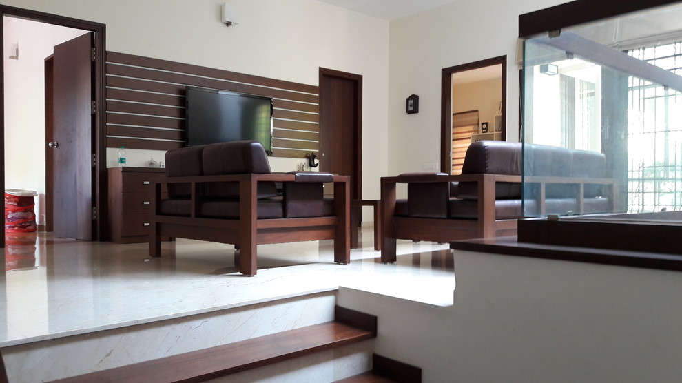 This is an example of a contemporary living room in Bengaluru.