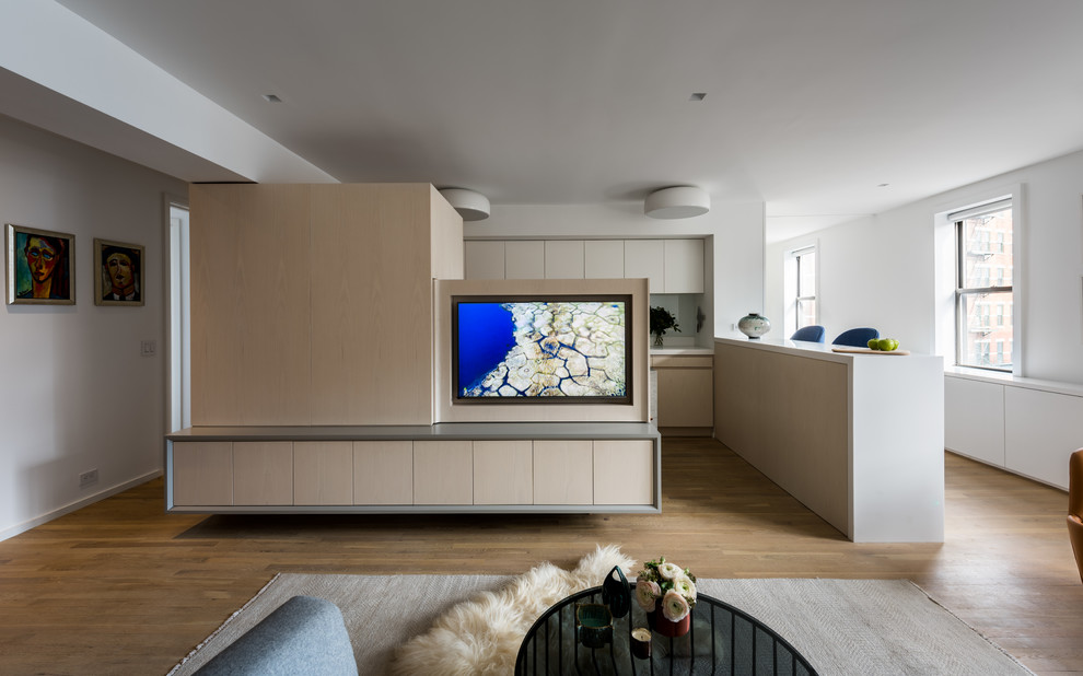 На фото: маленькая двухуровневая гостиная комната в стиле модернизм с белыми стенами и скрытым телевизором для на участке и в саду