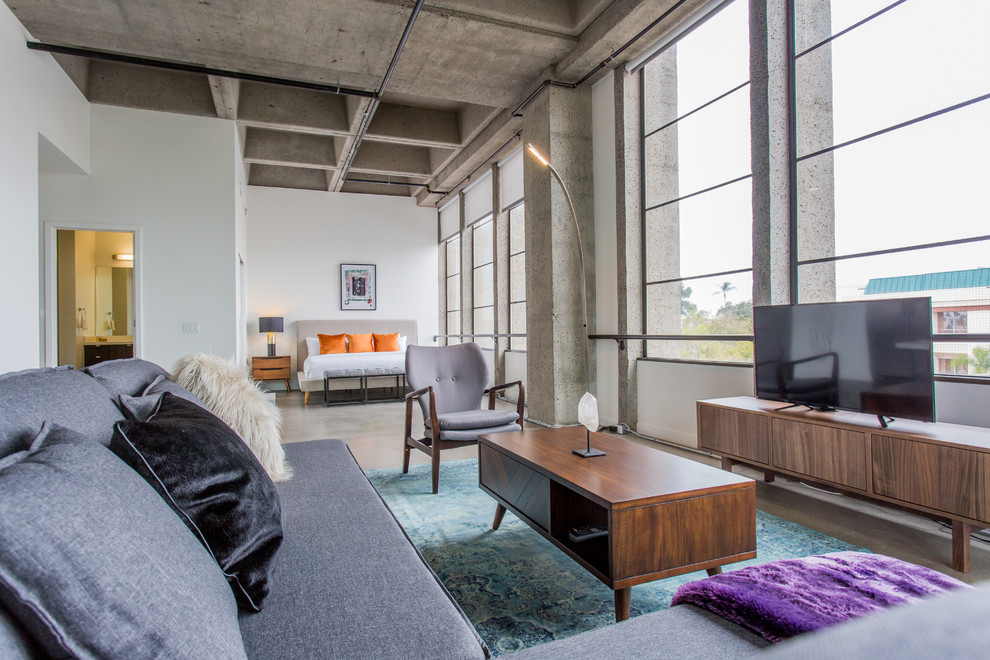 Идея дизайна: маленькая двухуровневая гостиная комната в стиле ретро с серыми стенами, бетонным полом и отдельно стоящим телевизором без камина для на участке и в саду