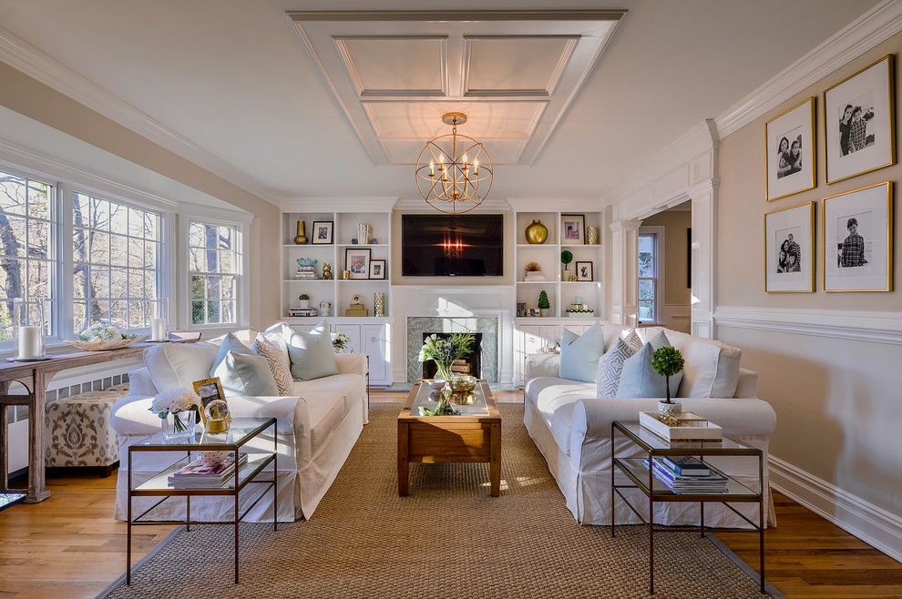 Mittelgroßes, Abgetrenntes Klassisches Wohnzimmer mit braunem Holzboden, Kamin, TV-Wand und beiger Wandfarbe in New York