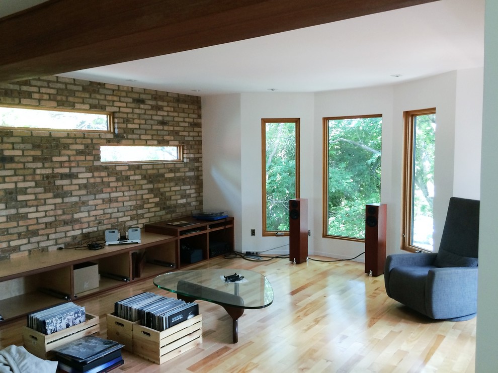 Idéer för mellanstora funkis separata vardagsrum, med ett finrum, vita väggar, ljust trägolv och beiget golv