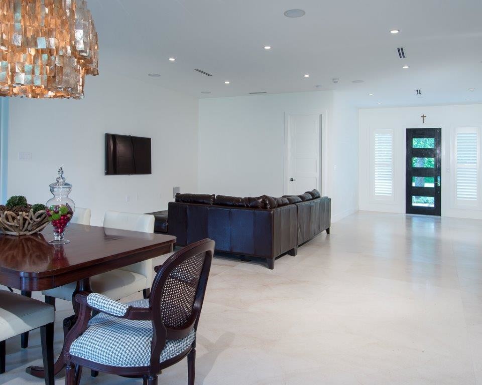 Großes, Offenes Klassisches Wohnzimmer mit weißer Wandfarbe, Marmorboden, TV-Wand und weißem Boden in Miami