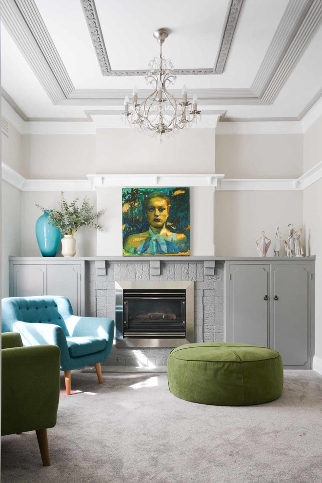 Mittelgroßes, Offenes Klassisches Wohnzimmer mit grauer Wandfarbe, Teppichboden, Kamin und Kaminumrandung aus Backstein in Newcastle - Maitland