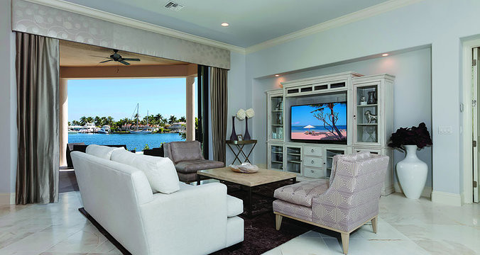 Mittelgroßes, Offenes Mediterranes Wohnzimmer ohne Kamin mit blauer Wandfarbe, Travertin und freistehendem TV in Miami